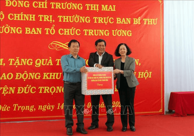 Thường trực Ban Bí thư Trương Thị Mai tặng quà Tết công nhân, người lao động Khu công nghiệp Phú Hội (Lâm Đồng)