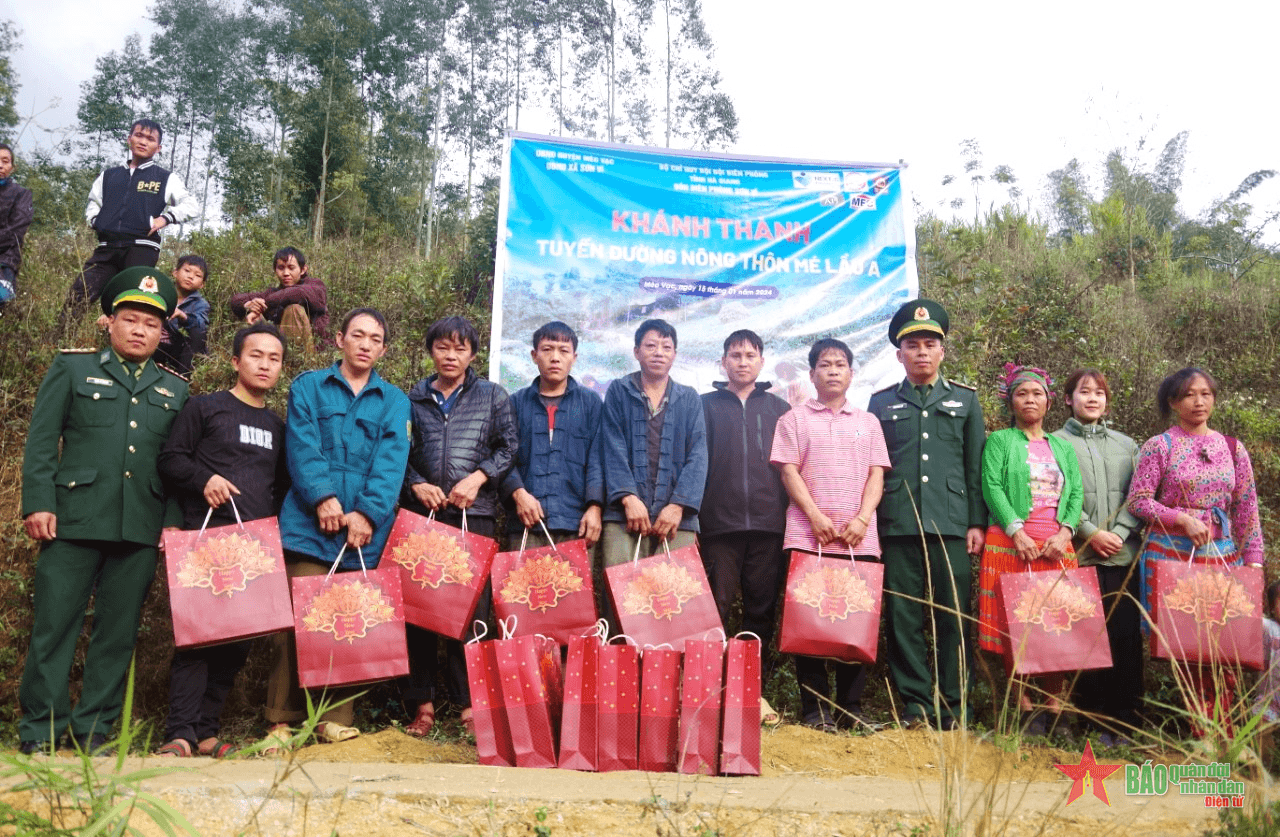 Khánh thành bàn giao đường giao thông nông thôn và tặng quà bà con dân tộc thiểu số