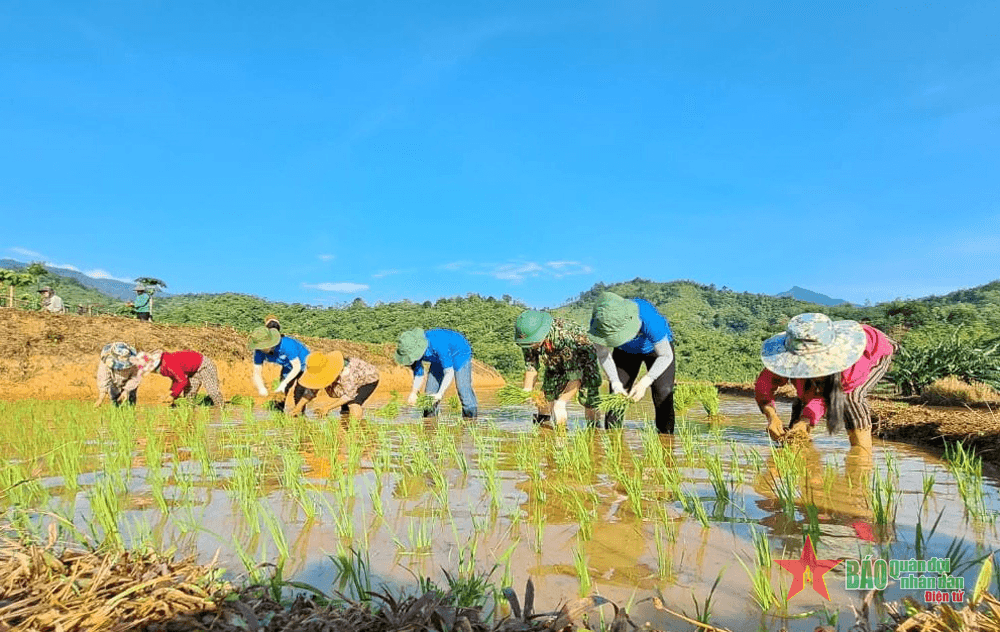 Nghĩa tình quân dân dưới chân núi Phu Xai Lai Leng
