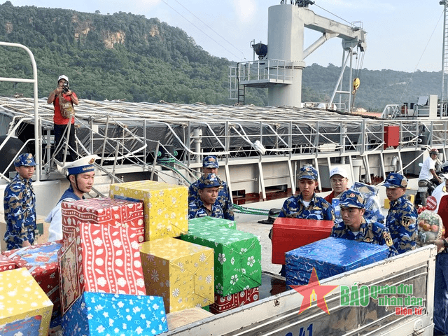 Vượt biển mang quà Tết đến đảo Thổ Chu