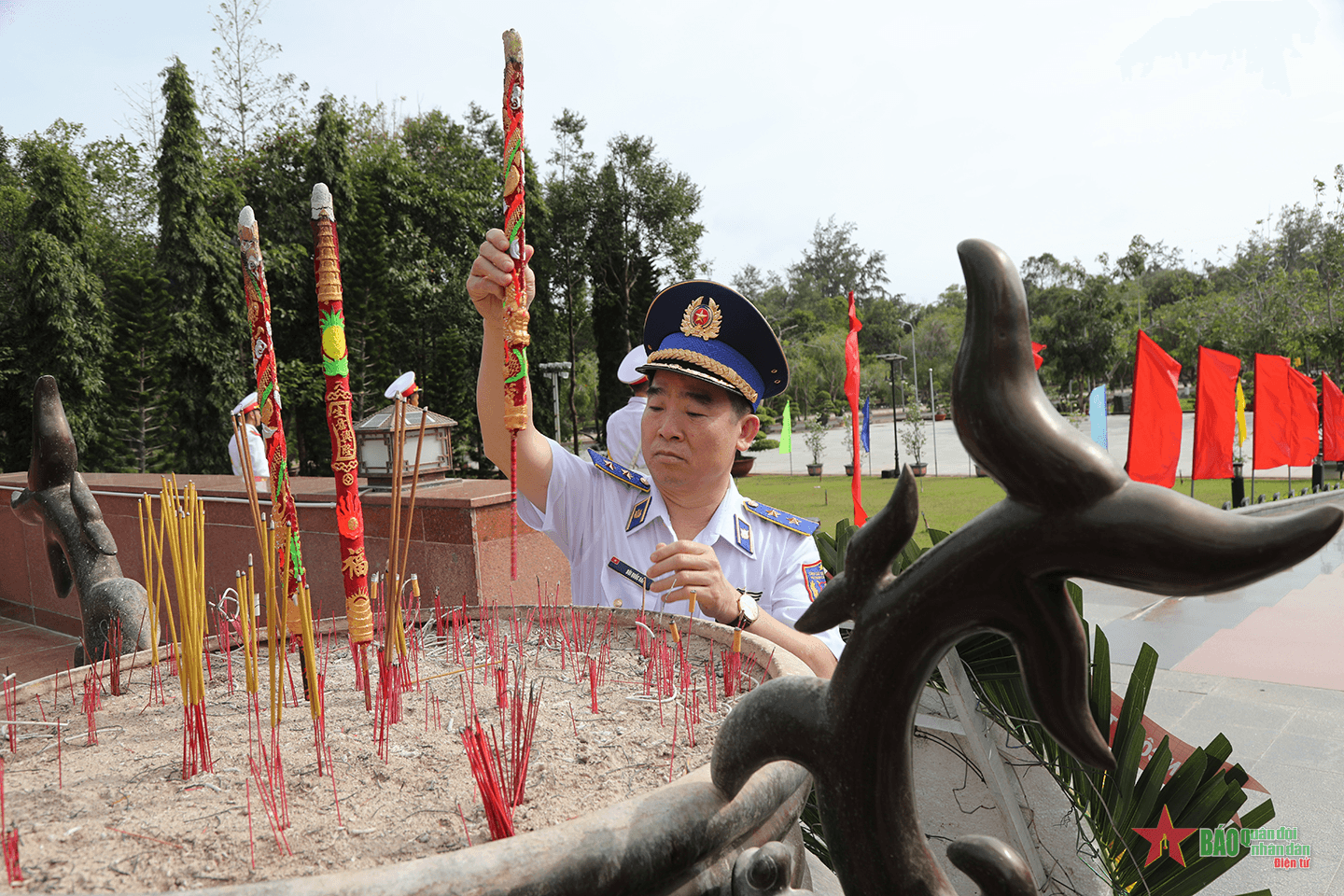 Bộ tư lệnh Cảnh sát biển Việt Nam dâng hương các Anh hùng liệt sĩ tại Nghĩa trang Hàng Dương