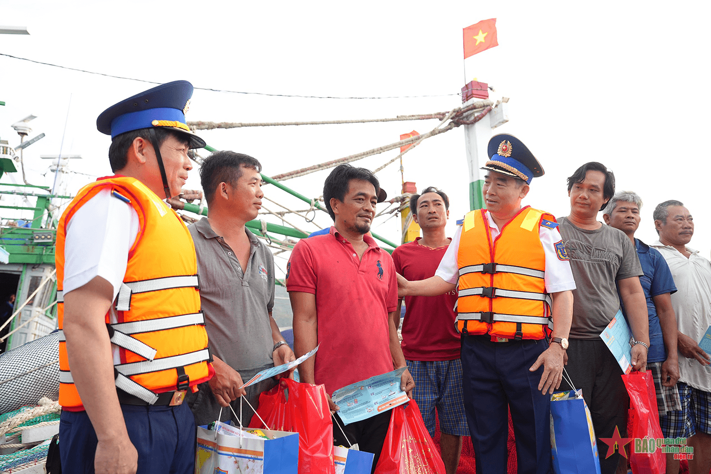 Bộ tư lệnh Cảnh sát biển Việt Nam thăm, chúc Tết quân, dân trên huyện Côn Đảo