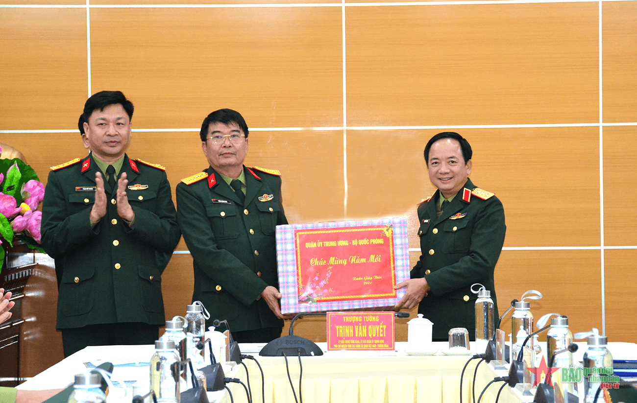 Thượng tướng Trịnh Văn Quyết kiểm tra sẵn sàng chiến đấu, chúc Tết tại Bộ CHQS tỉnh Yên Bái

​