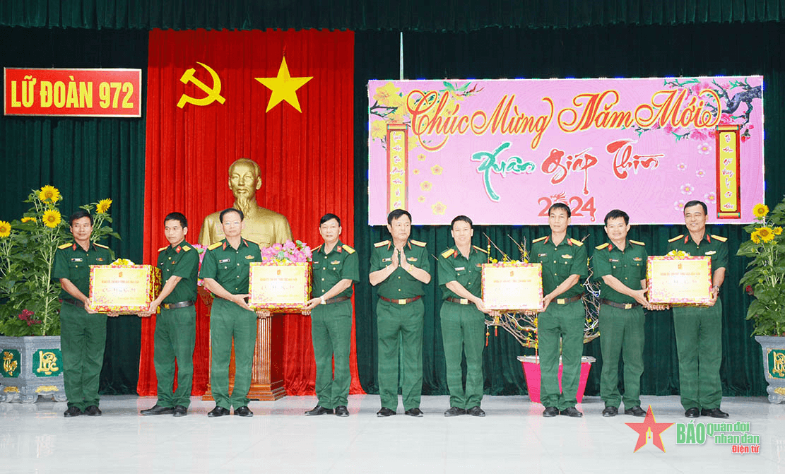 Trung tướng Trần Duy Giang kiểm tra, chúc Tết Lữ đoàn 972 và Kho 186
