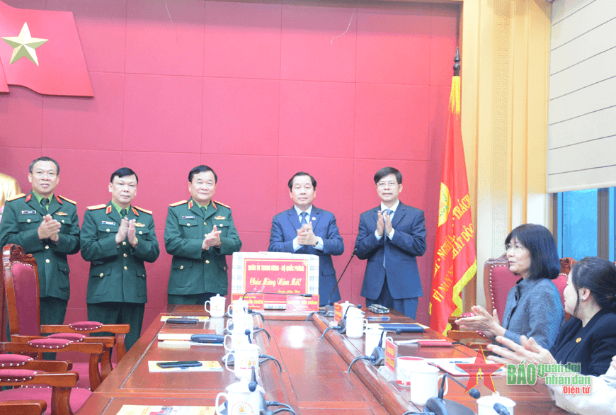 Thượng tướng Hoàng Xuân Chiến thăm, tặng quà Hội Nạn nhân chất độc da cam/dioxin Việt Nam