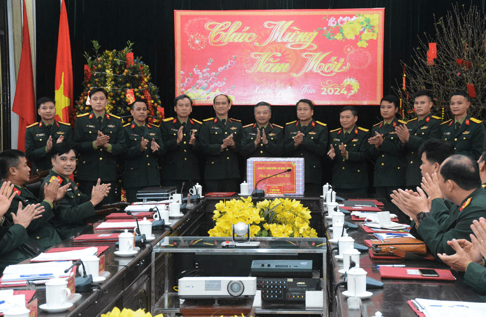 Trung tướng Lê Quang Minh thăm, chúc Tết các đơn vị Quân đội trên địa bàn thành phố Hà Nội