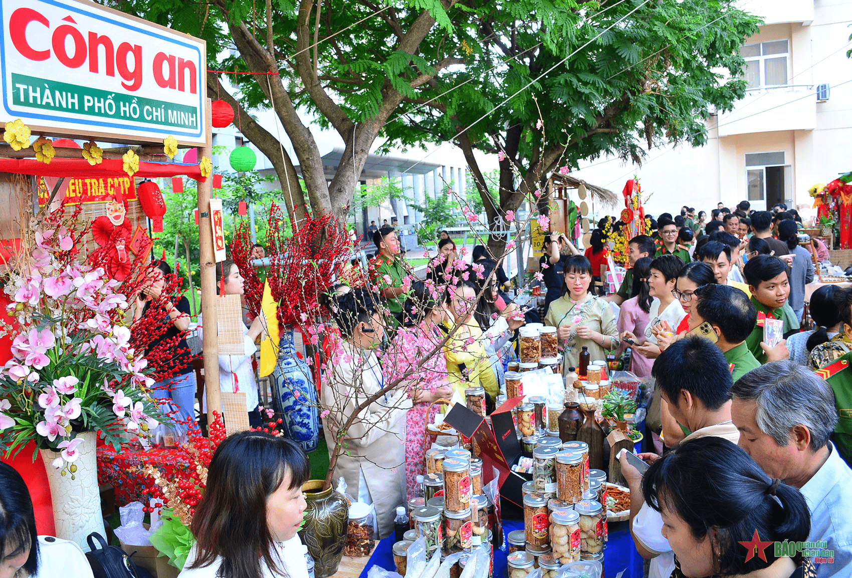 Ấm áp, vui tươi “Chợ Tết nghĩa tình” của Công an TP Hồ Chí Minh