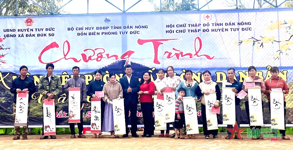 “Xuân Biên phòng, ấm lòng dân bản”