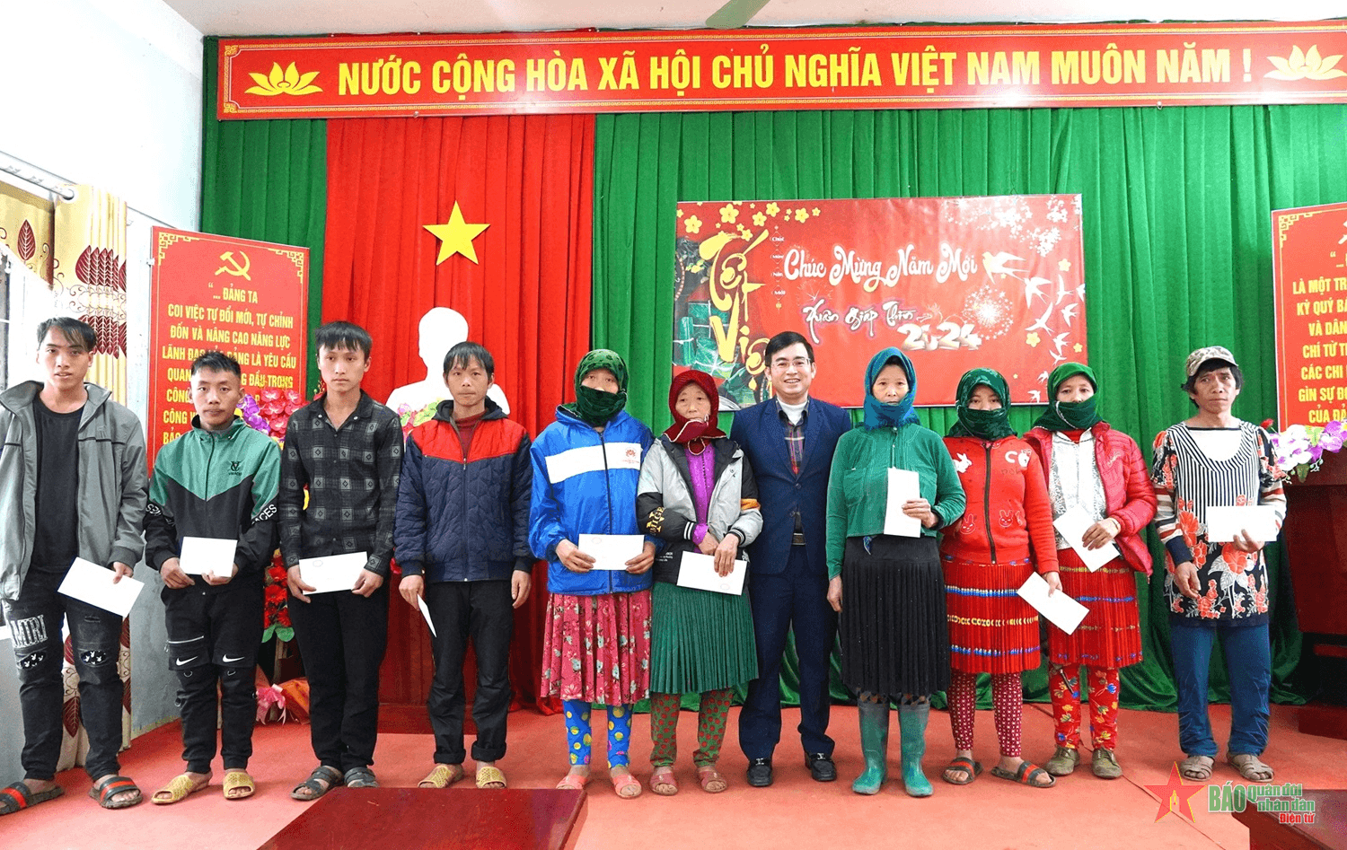 Ngân hàng Nhà nước chi nhánh tỉnh Hà Giang thăm, chúc Tết đồn Biên phòng và tặng quà Tết hộ nghèo