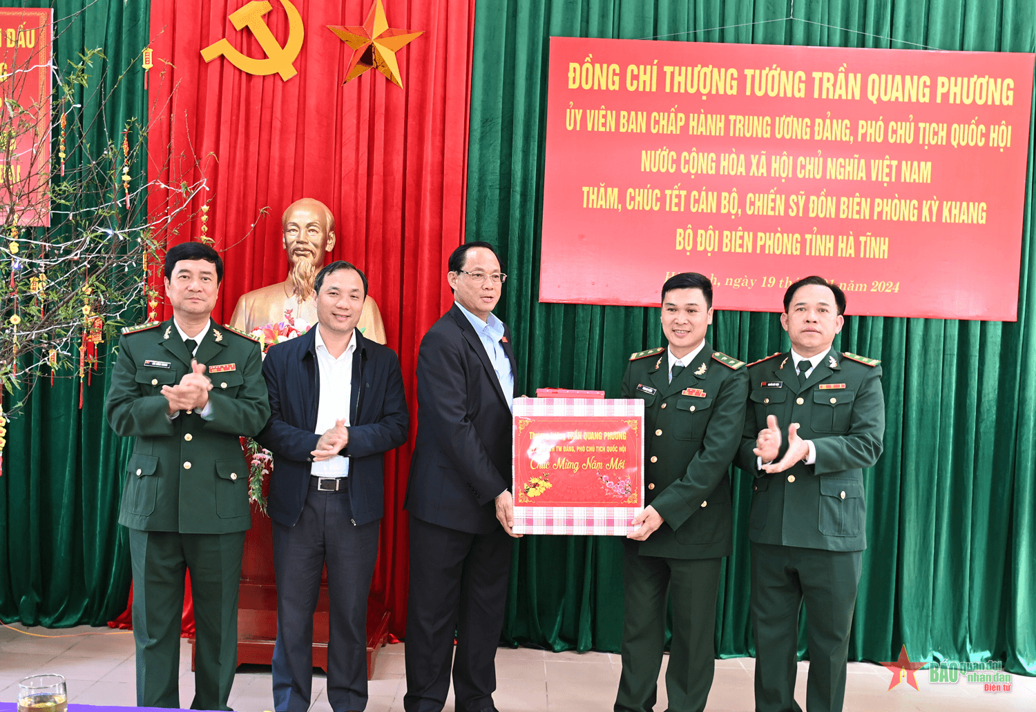 Phó chủ tịch Quốc hội Trần Quang Phương thăm, chúc tết cán bộ, chiến sĩ Đồn Biên phòng Kỳ Khang