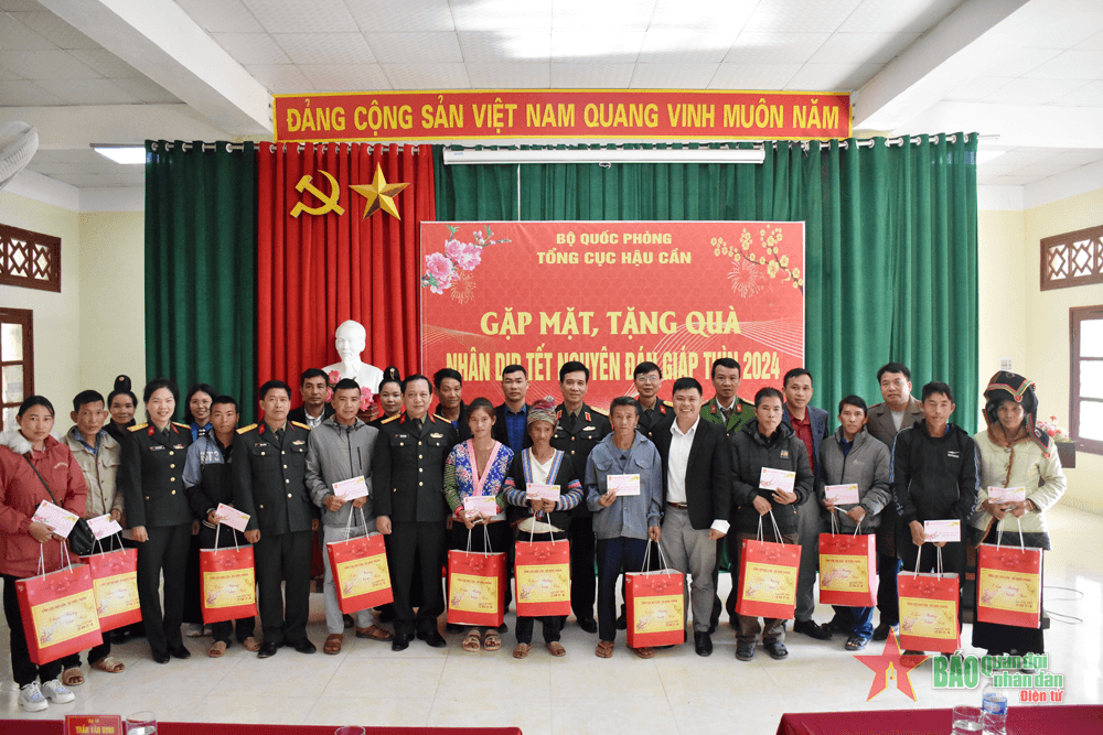 Tổng cục Hậu cần trao quà Tết tặng các gia đình chính sách và hộ nghèo tỉnh Điện Biên
