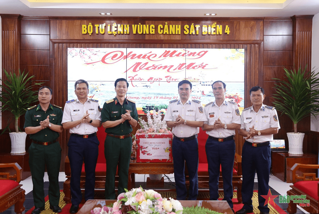 Trung tướng Nguyễn Trọng Bình chúc Tết cán bộ, chiến sĩ Bộ tư lệnh Vùng Cảnh sát biển 4