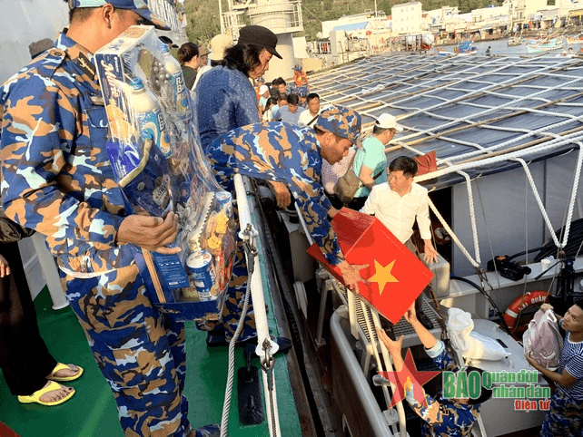 Bộ tư lệnh Vùng 5 Hải quân mang quà Tết đến đảo Nam Du