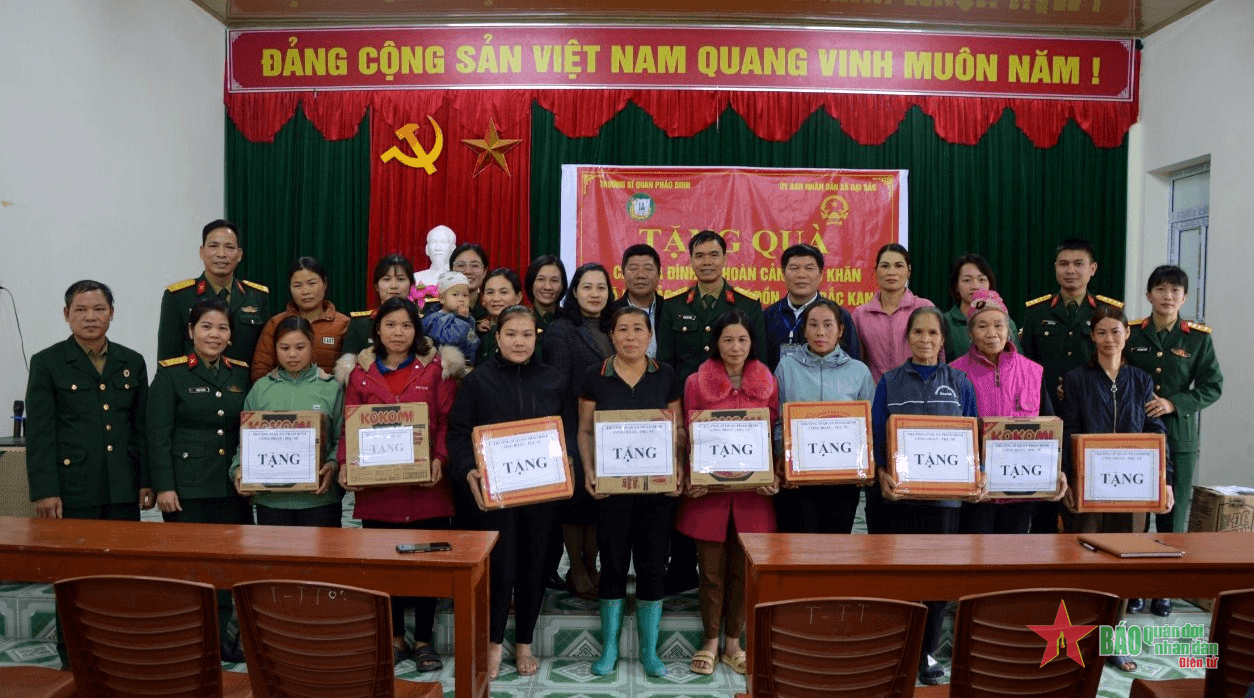 Trường Sĩ quan Pháo binh tặng quà Tết các gia đình chính sách huyện Chợ Đồn, tỉnh Bắc Kạn