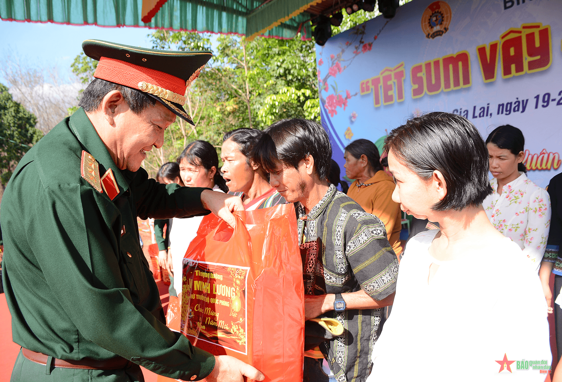 Thượng tướng Võ Minh Lương trao 3.000 suất quà tặng người lao động Binh đoàn 15 và nhân dân có hoàn cảnh khó khăn