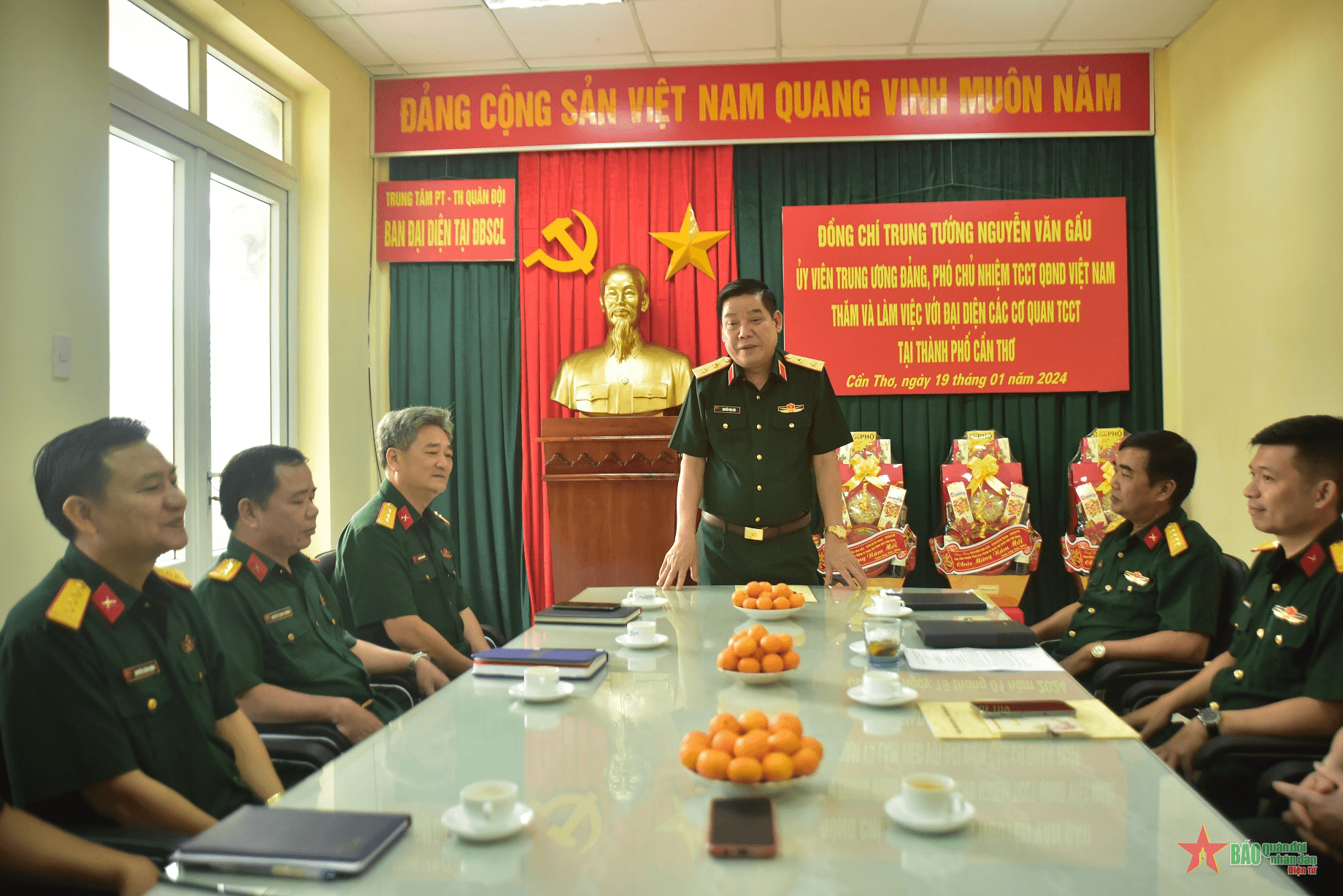 Trung tướng Nguyễn Văn Gấu chúc Tết đại diện các cơ quan Tổng cục Chính trị tại Cần Thơ