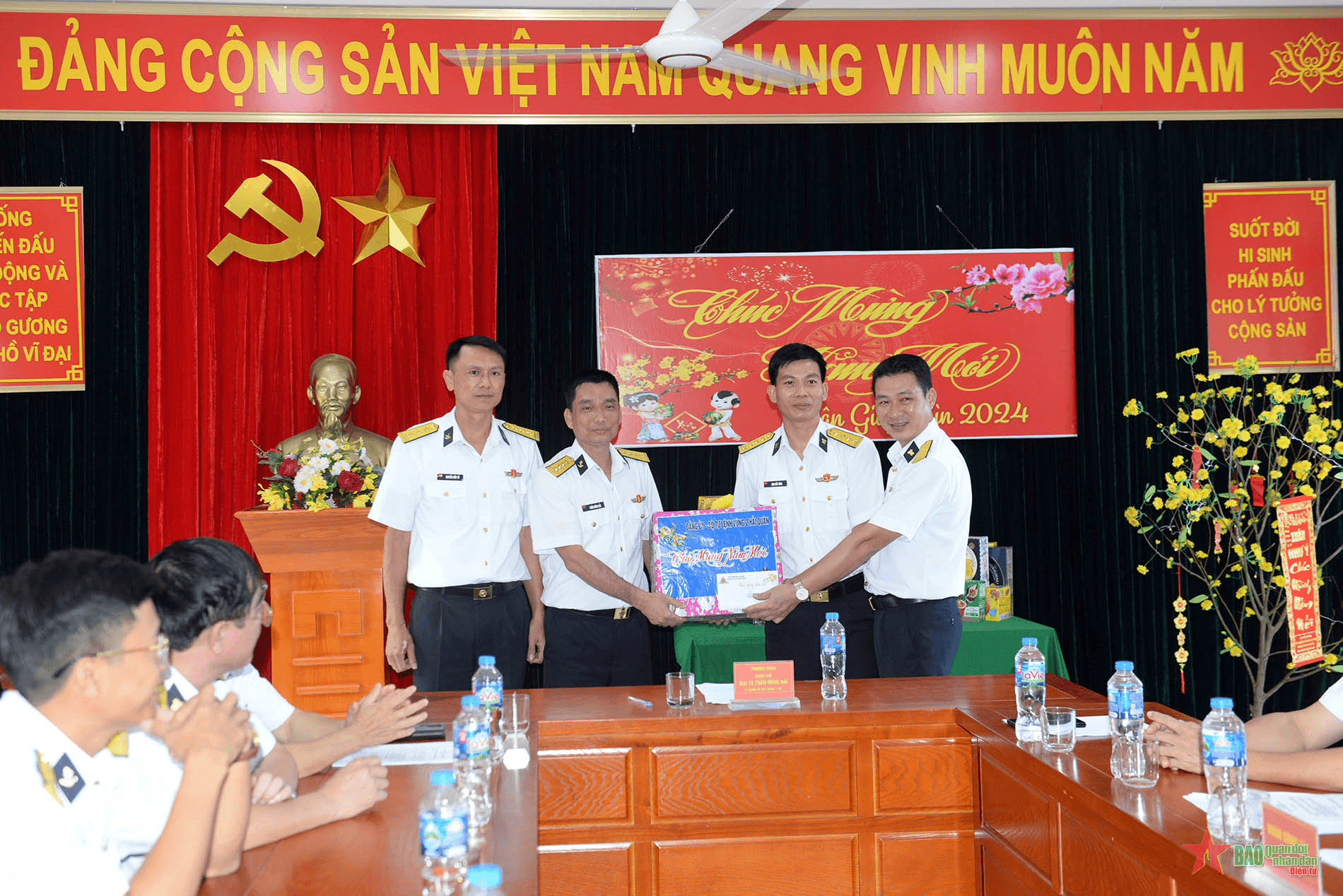 Đoàn công tác Vùng 2 Hải quân thăm, chúc Tết quân, dân trên huyện Côn Đảo