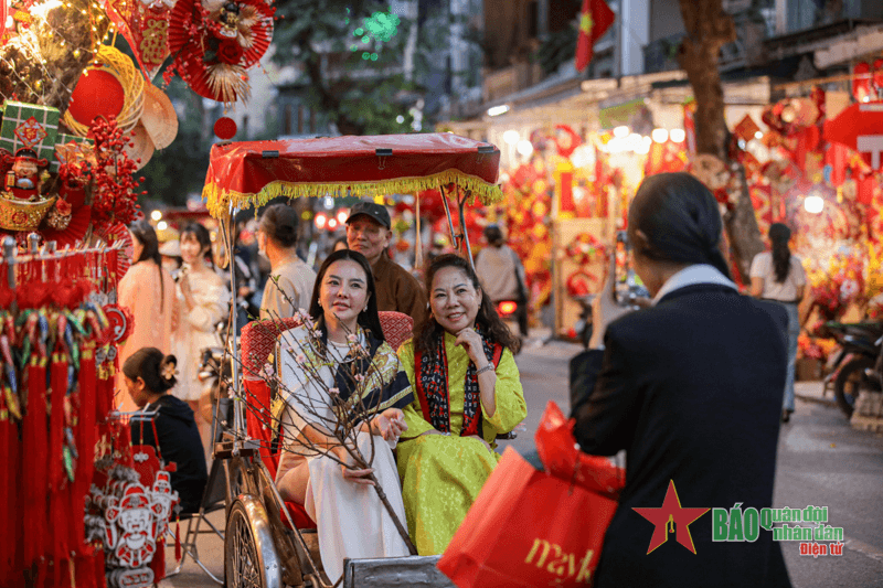 Hàng Mã rực rỡ sắc đỏ đón Tết Giáp Thìn 2024