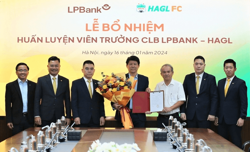 Lùi một bước...