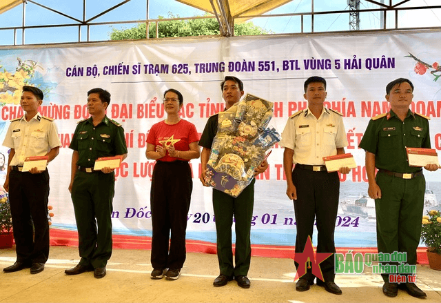 Bộ tư lệnh Vùng 5 Hải quân mang quà Tết đến đảo Hòn Đốc