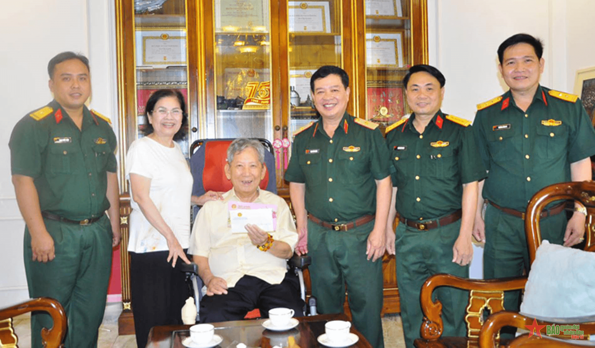 Bộ tư lệnh TP Hồ Chí Minh thăm, chúc Tết Thượng tướng Phan Trung Kiên