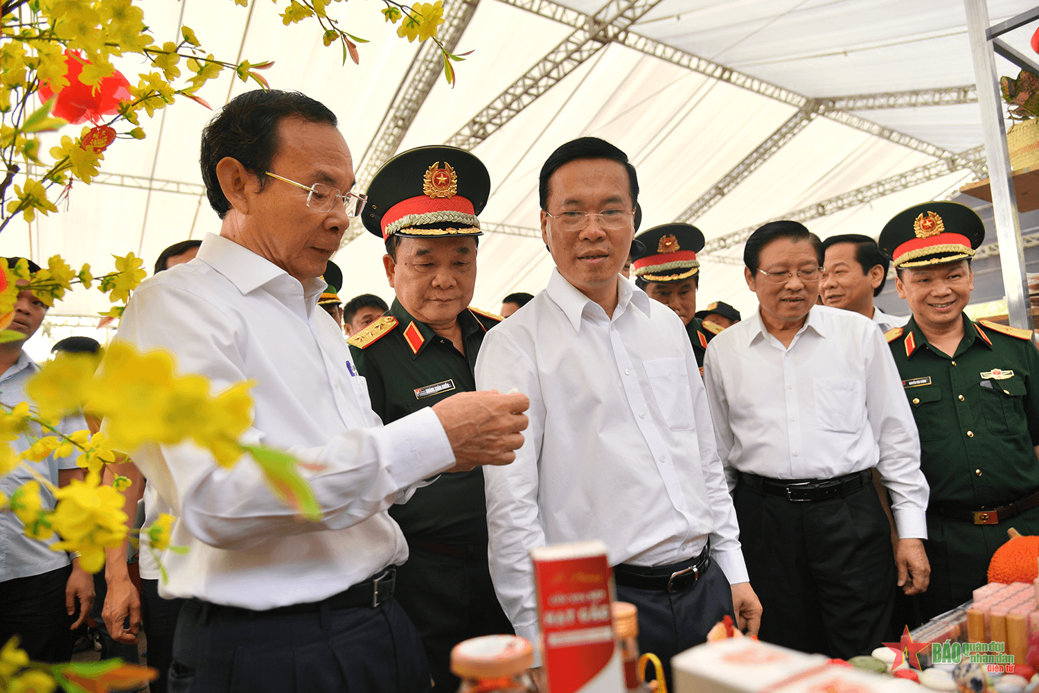 Chủ tịch nước Võ Văn Thưởng thăm, chúc Tết cán bộ, chiến sĩ Đồn Biên phòng Cửa khẩu quốc tế Hà Tiên