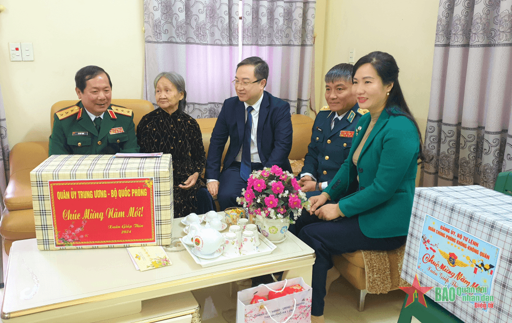 Đoàn công tác Bộ Quốc phòng thăm, chúc tết các gia đình chính sách tại tỉnh Quảng Ninh