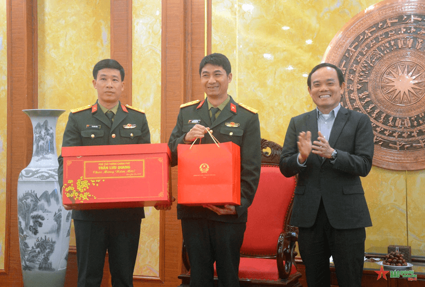 Phó thủ tướng Chính phủ Trần Lưu Quang thăm và chúc Tết cán bộ, chiến sĩ Trung đoàn 50