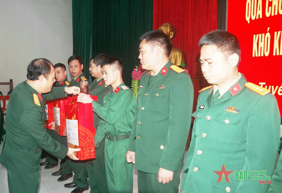 Tặng quà quân nhân, gia đình quân nhân có hoàn cảnh khó khăn nhân dịp Tết