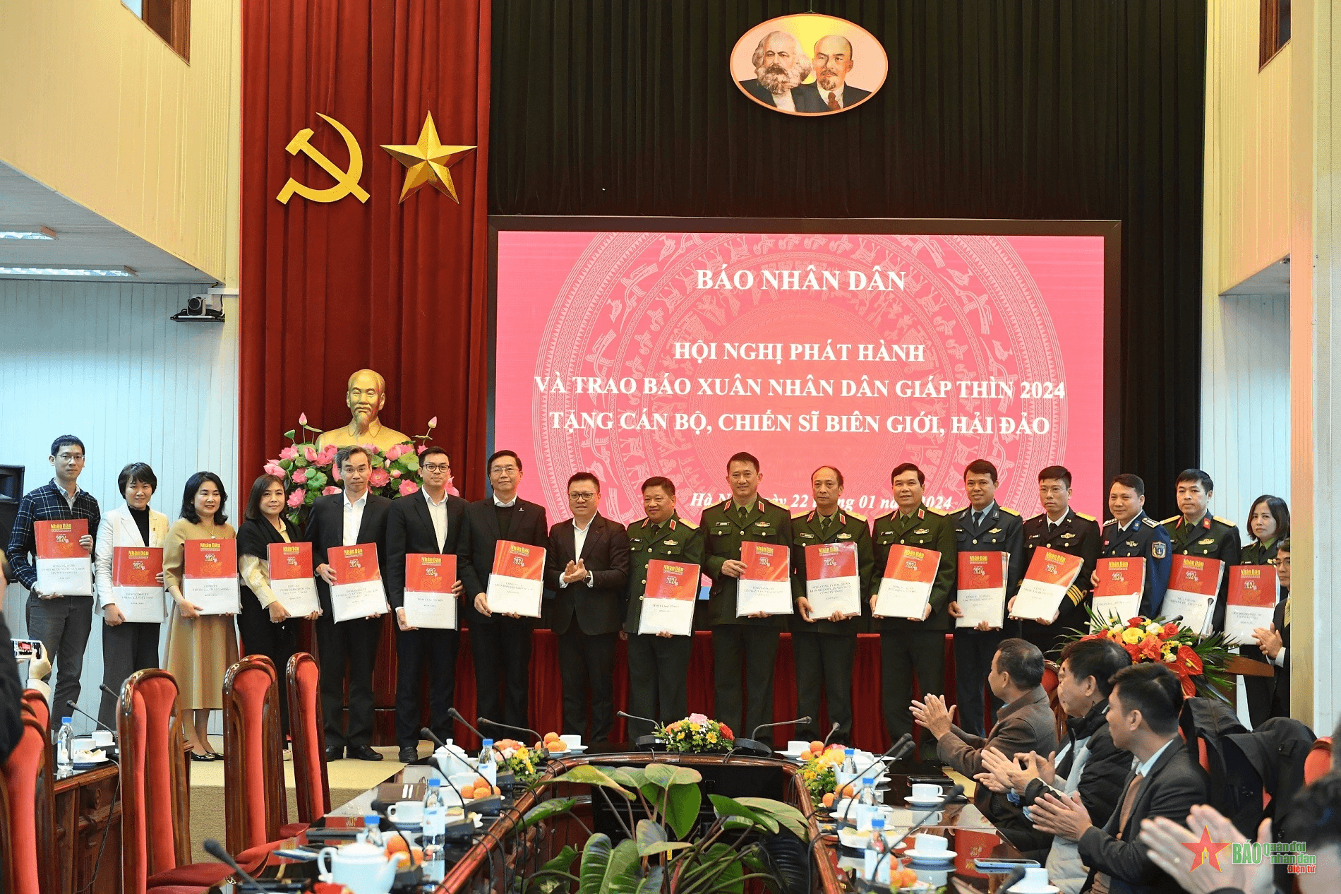 Báo Nhân Dân trao hơn 40 nghìn tờ báo Tết tặng cán bộ, chiến sĩ biên giới, hải đảo