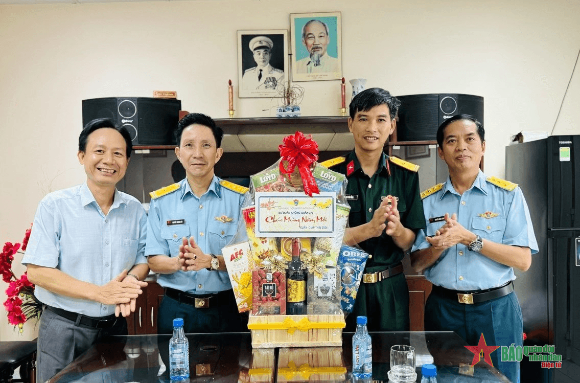 Sư đoàn 370 tổ chức thăm, chúc Tết các cơ quan, đơn vị
