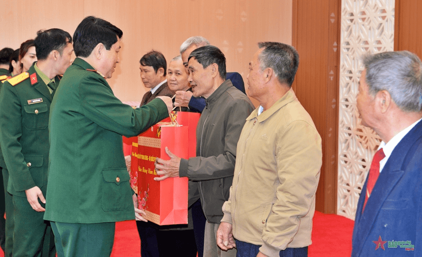 Đại tướng Lương Cường kiểm tra sẵn sàng chiến đấu và thăm, chúc Tết tại Phú Thọ