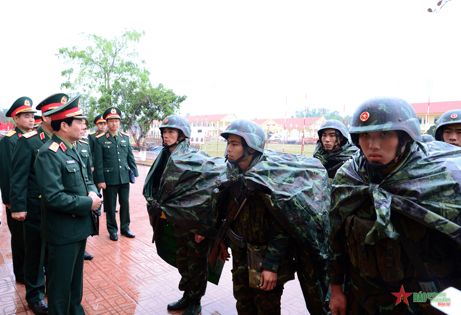 Thượng tướng Nguyễn Tân Cương kiểm tra các đơn vị thuộc Quân đoàn 12, Quân khu 1, Quân chủng Phòng không-Không quân
