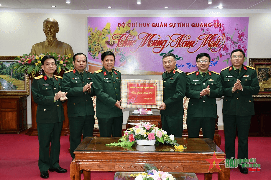 Trung tướng Lê Quang Minh kiểm tra, chúc Tết Bộ chỉ huy Quân sự và  Bộ chỉ huy Bộ đội Biên phòng tỉnh Quảng Trị