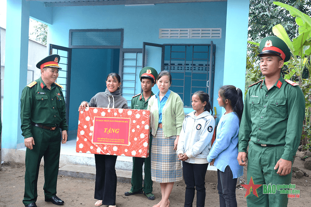 Xuân ấm tình quân dân