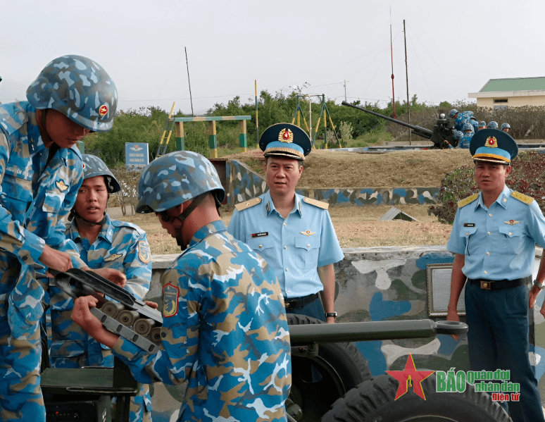 Quân chủng Phòng không-Không quân kiểm tra sẵn sàng chiến đấu, chúc Tết Sư đoàn 377