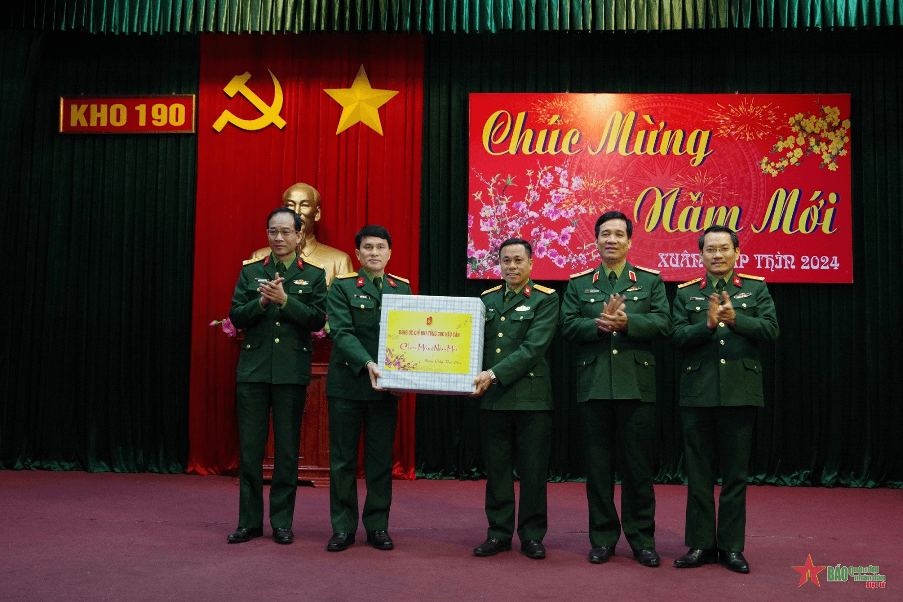 Lãnh đạo Tổng cục Hậu cần chúc Tết Kho 190