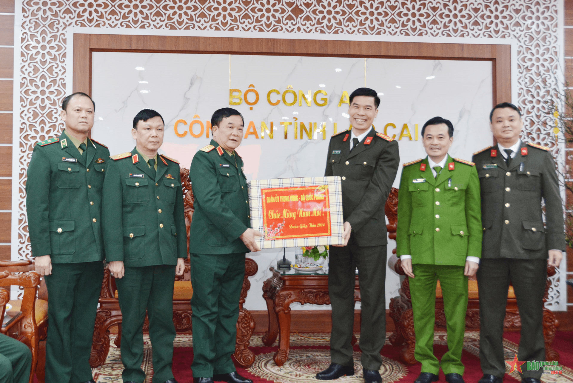 Thượng tướng Hoàng Xuân Chiến kiểm tra và chúc Tết tại tỉnh Lào Cai