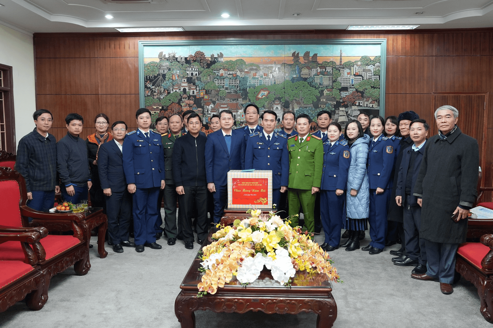 Cảnh sát biển tặng quà, chúc Tết chính quyền và quân dân thành phố Hưng Yên