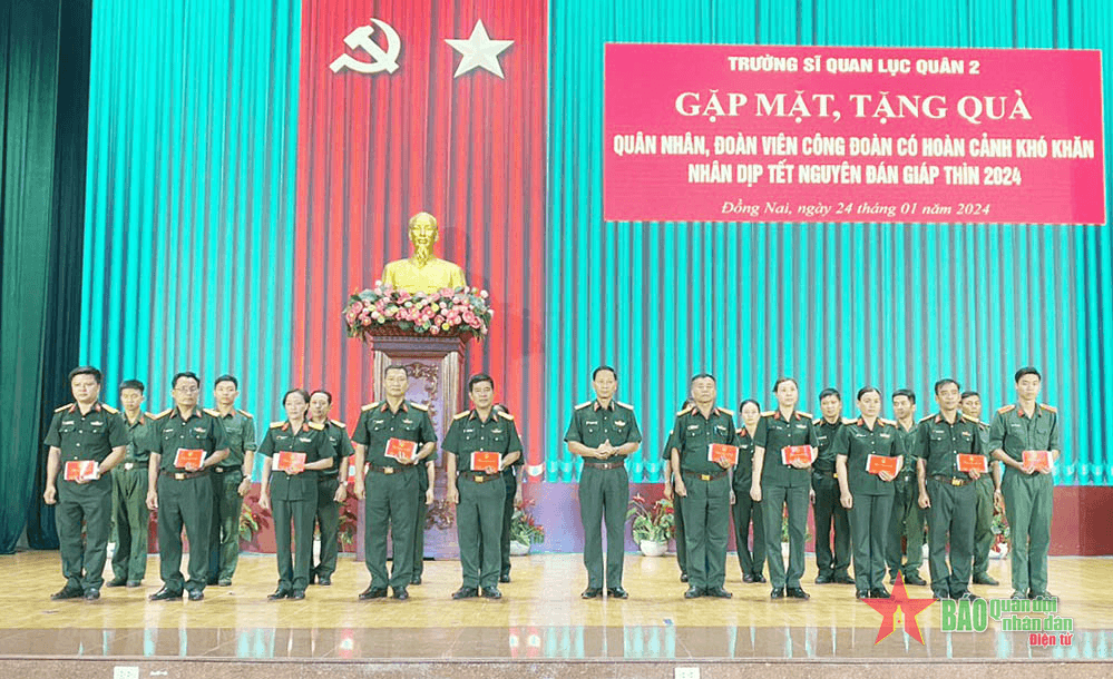 Trường Sĩ quan Lục quân 2 gặp mặt, tặng quà quân nhân có hoàn cảnh khó khăn