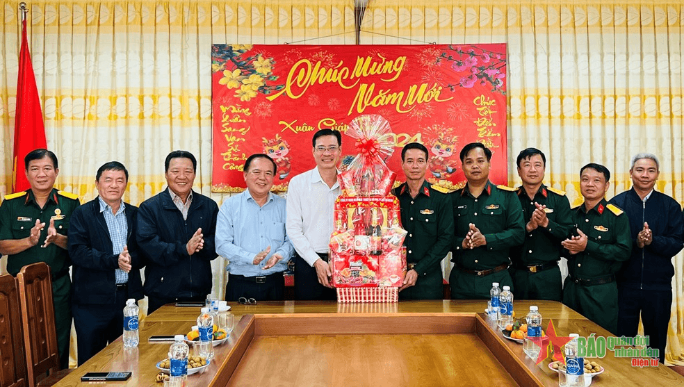 Trung đoàn 726 phối hợp trao 150 suất quà tặng người lao động có hoàn cảnh khó khăn