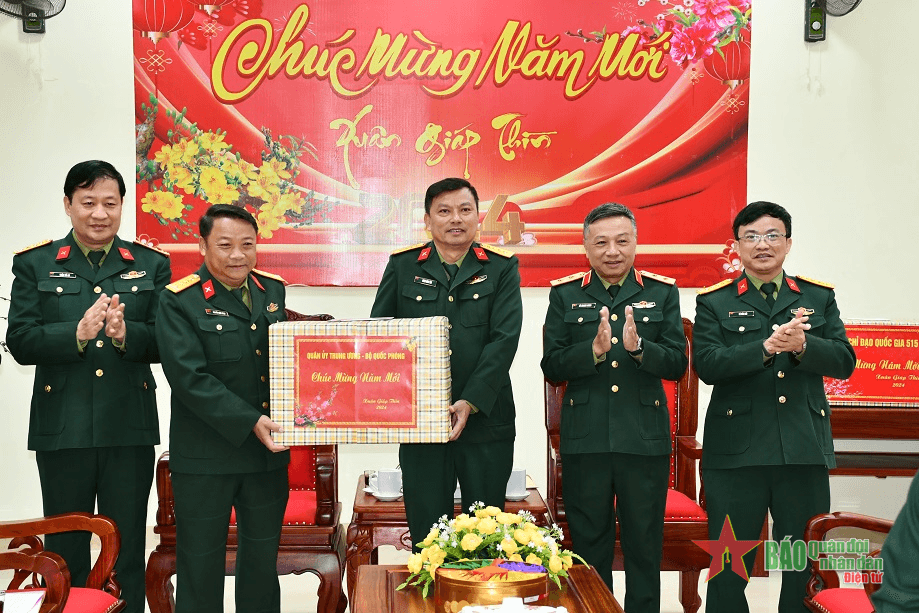 Trung tướng Lê Quang Minh kiểm tra, chúc Tết các đơn vị thuộc Quân khu 4