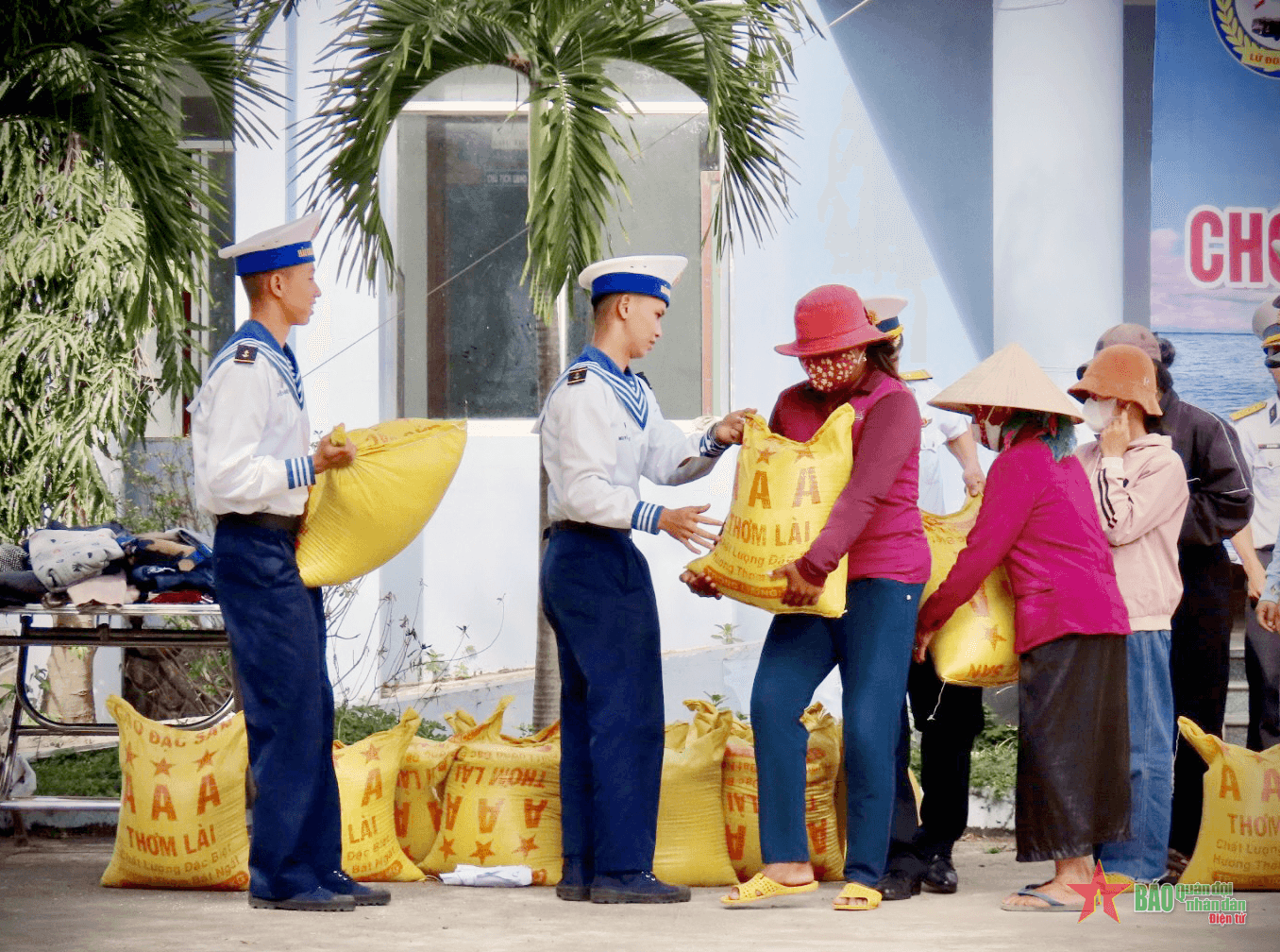 Lữ đoàn 682, Vùng 4 Hải quân: Tặng quà Tết và làm dân vận tại xã Ea Lâm

​