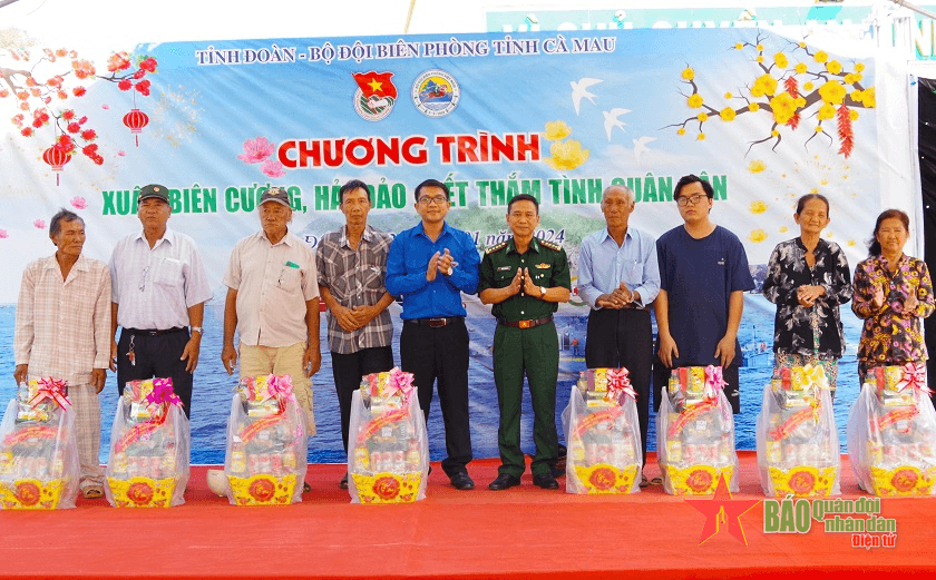Nhiều phần quà ý nghĩa đến với người dân khó khăn ven biển Cà Mau