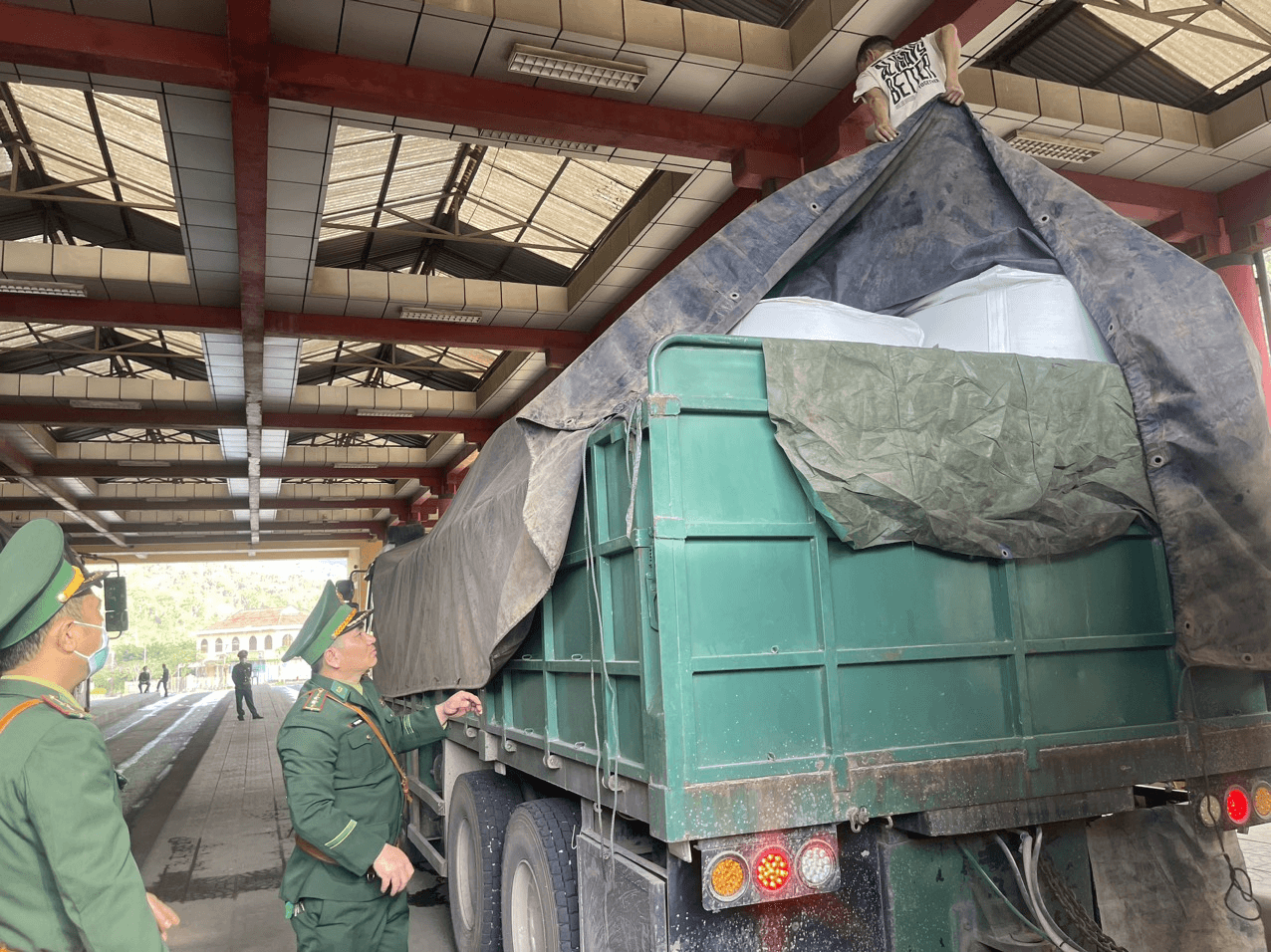 Bảo đảm thông thương biên giới, ngăn chặn các loại tội phạm
