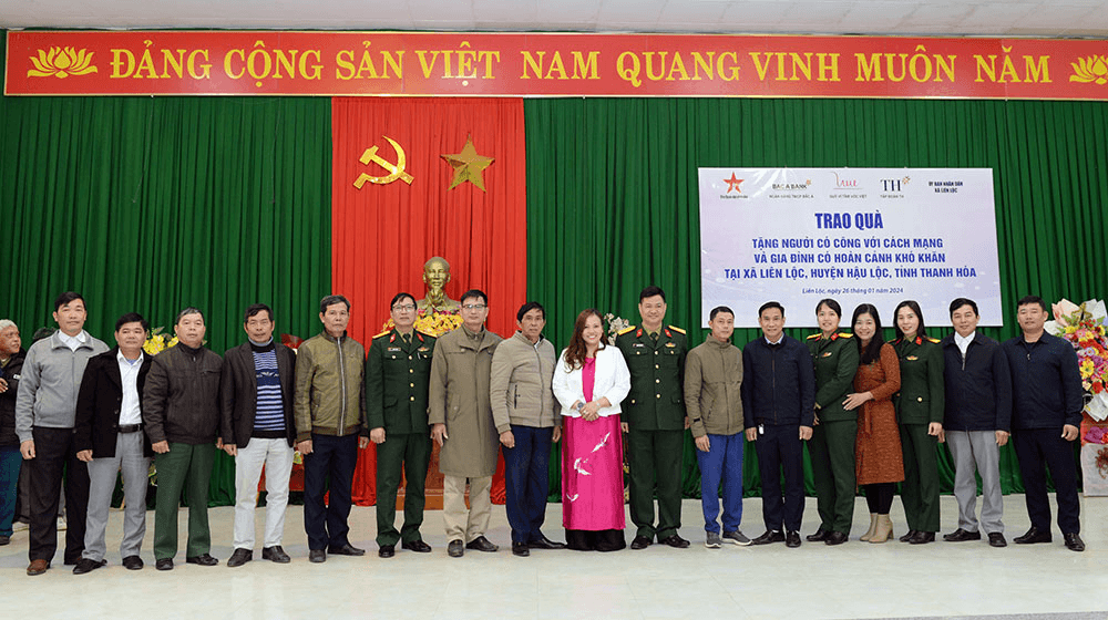 Báo Quân đội nhân dân trao quà tặng gia đình chính sách tại Thanh Hóa