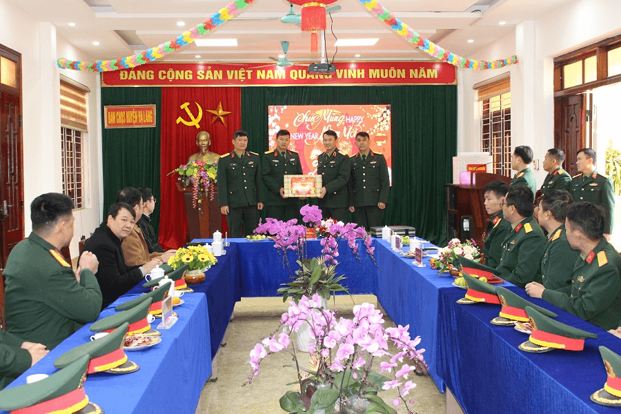 Quân khu 1 chăm lo Tết cho người dân khó khăn vùng biên giới