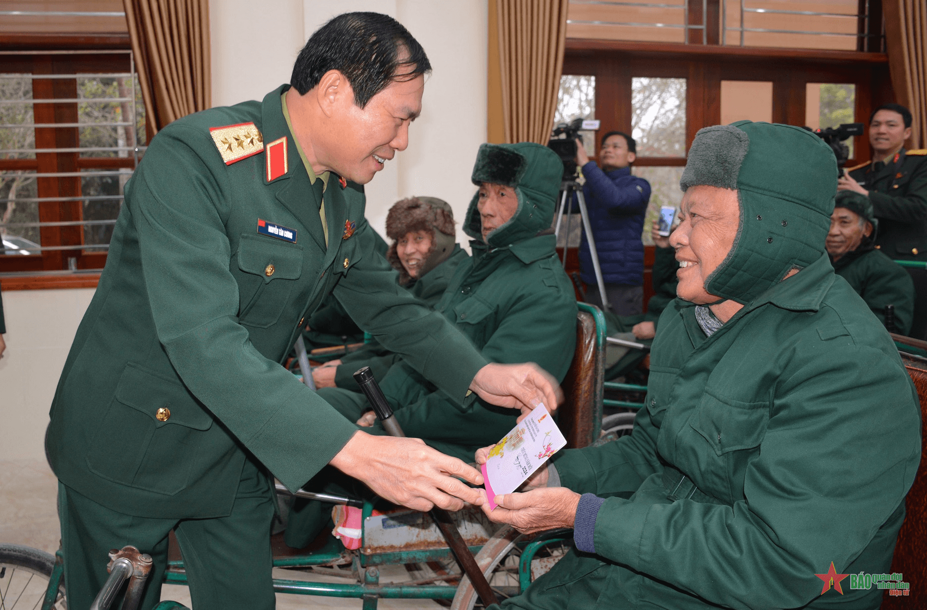Thượng tướng Nguyễn Tân Cương thăm, tặng quà, chúc Tết Trung tâm Điều dưỡng thương binh Duy Tiên, tỉnh Hà Nam