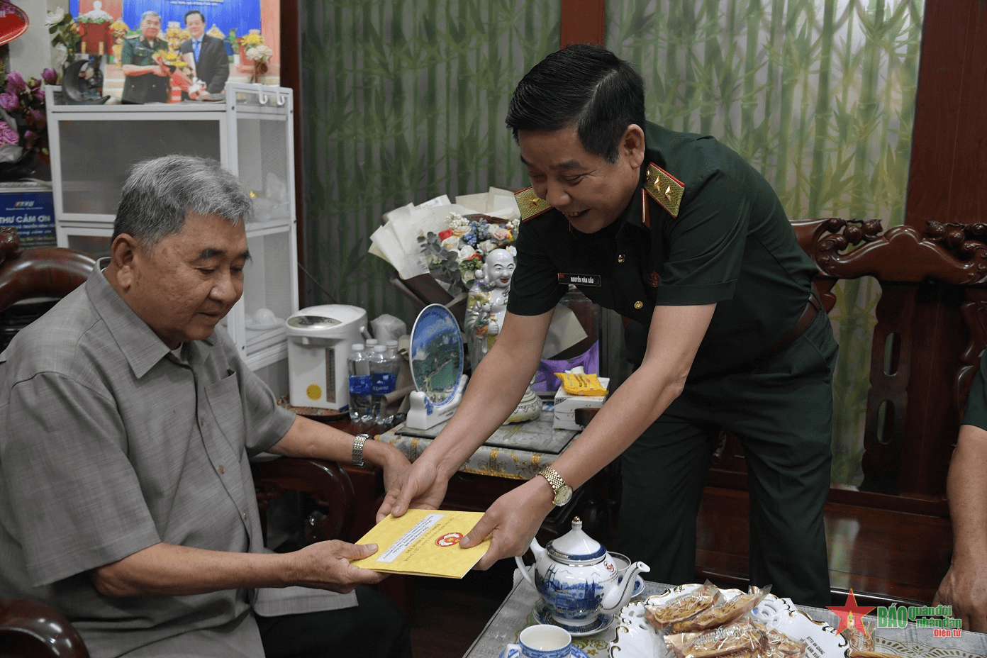 Trung tướng Nguyễn Văn Gấu, thăm, chúc Tết Thượng tướng Bùi Văn Huấn và một số đơn vị địa bàn tỉnh An Giang