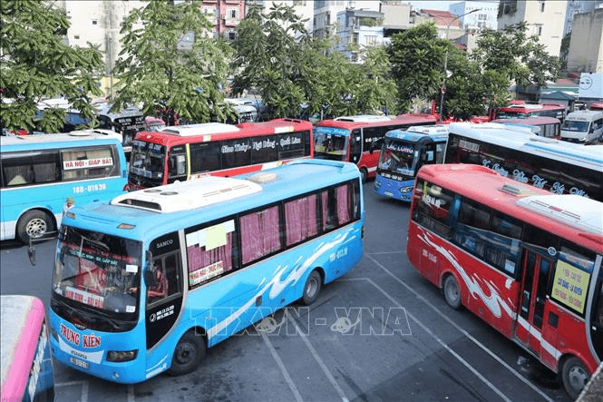 Giá xăng tăng liên tiếp, doanh nghiệp vận tải vẫn giữ giá cước